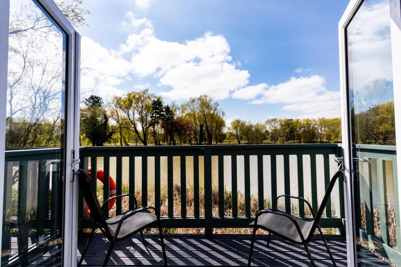 The Vale Golf & Country Club Vila Bishampton Exterior foto